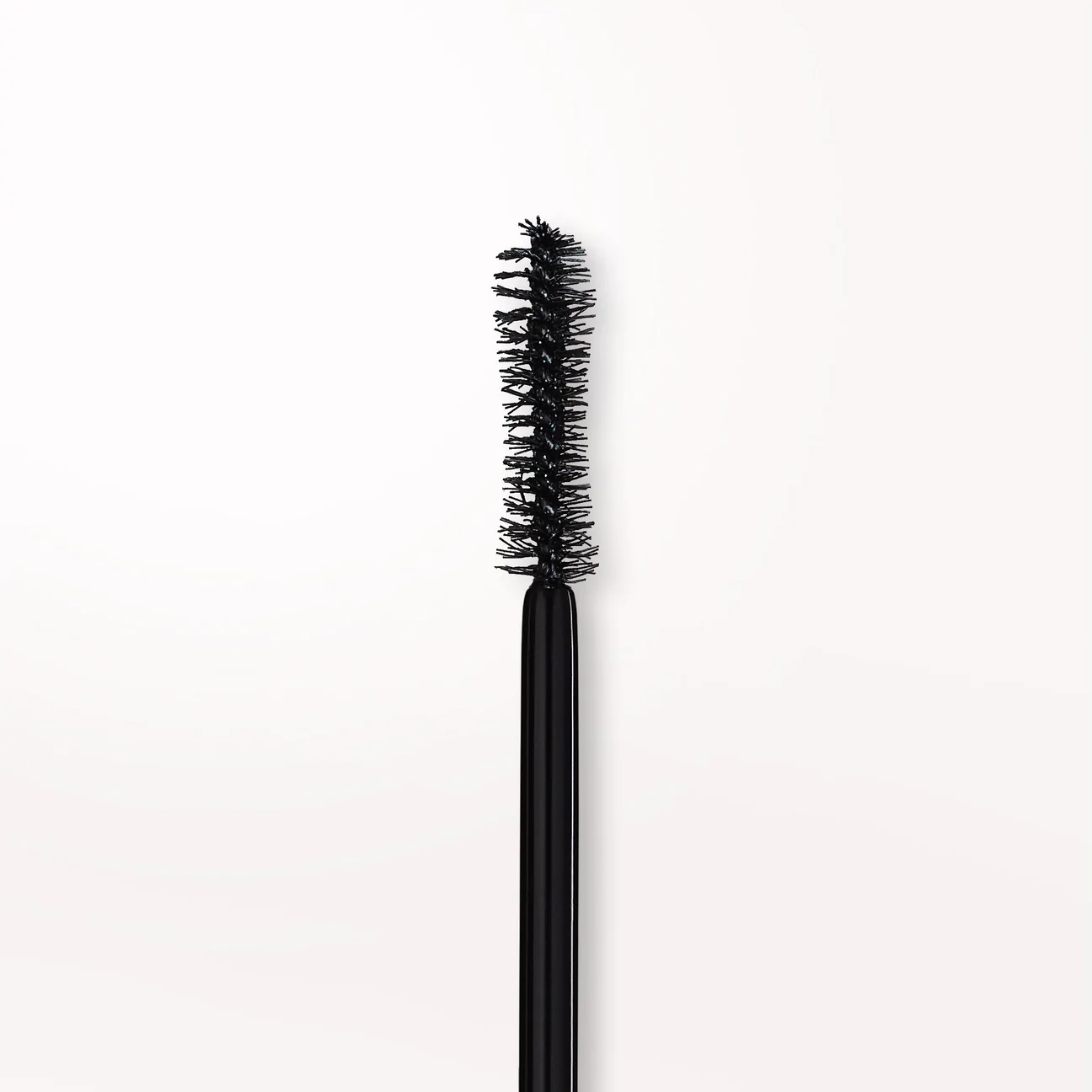 TRAVEL-SIZE---Huge-Extreme-Lash-Mascara-_APPLICATOR_1296x